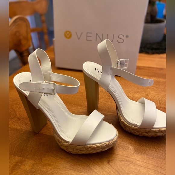 White Sandal with cork heel NWT size 9. - Picture 1 of 5